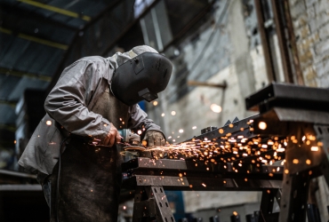 Seralheiro fazendo a fabricação de portas de aço
