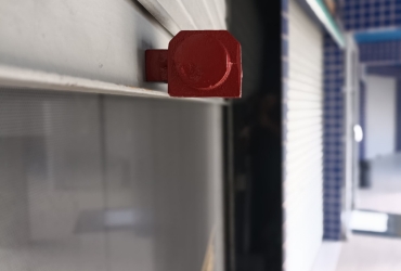 uma porta de aço com foco total na fechadura